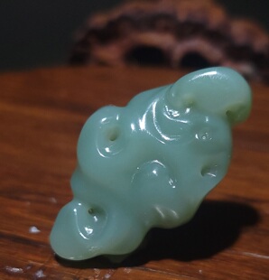新疆的猫YQ010503 14.4克脂粉度高色调温婉鸭蛋青碧玉太湖石挂坠