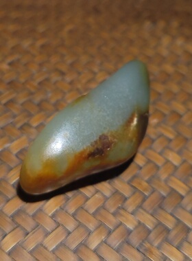 新疆的猫YQ111005 20.9克油润细腻的聚褐红皮高青白玉挂坠籽