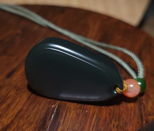 YQ012506  18.1克，细腻特润的和田玉塔县黑青平安牌 新疆的猫