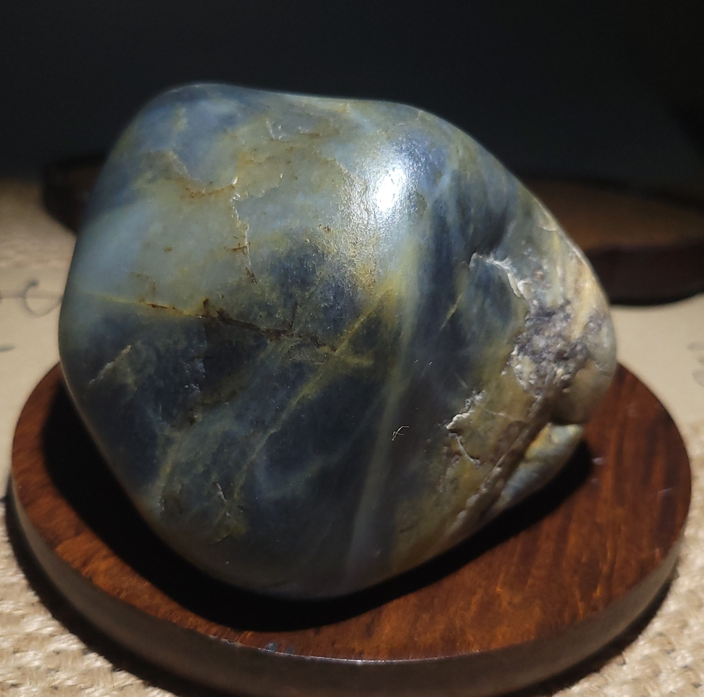 新疆的猫YQ112501 964克带石根大块度特色黄皮细肉青花墨玉摆件籽