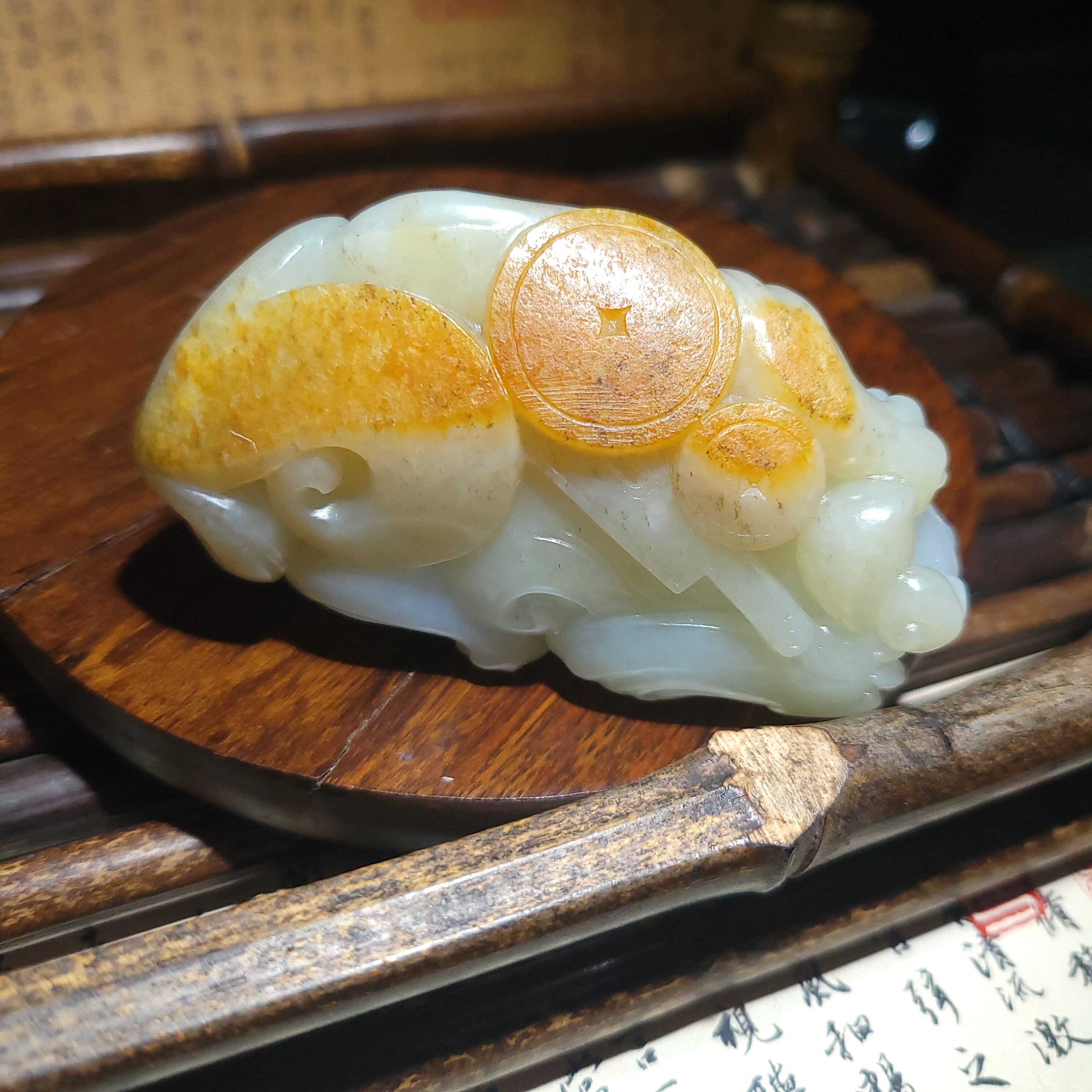 YQ012808 新疆的猫209克极熟润细腻天然好皮和田玉白玉籽料大貔貅