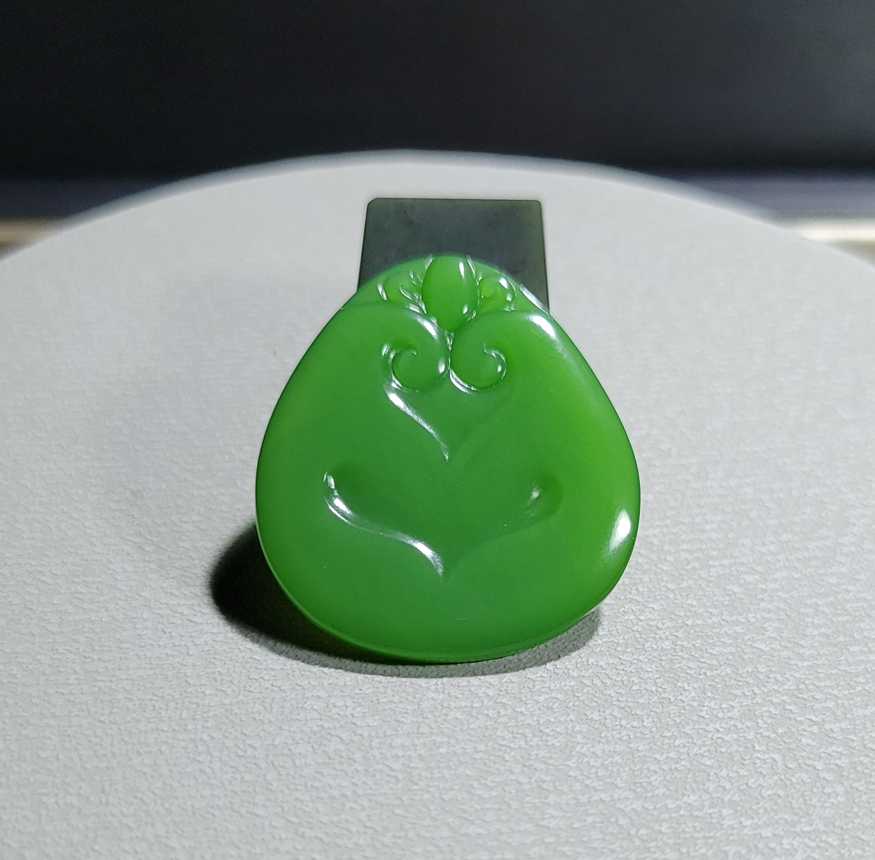 新疆的猫Z092006 7.1克，肉细超油亮色质俱佳果绿色碧玉苏工如意