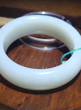 YQ112701 106.4克，内径57mm 油脂感佳的细润且末白玉手镯