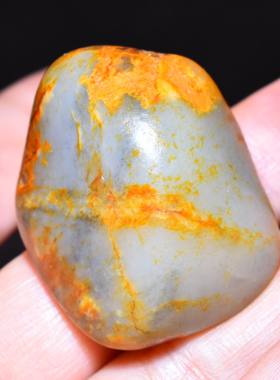 新疆的猫JJ091003  34.0克，油润细腻的橘黄皮点墨青花籽料