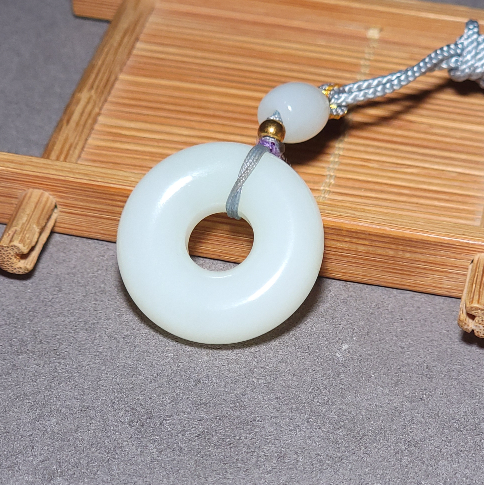 L120505 14.9克高白高脂份玉质温润的黑皮俄料羊脂玉面包圈