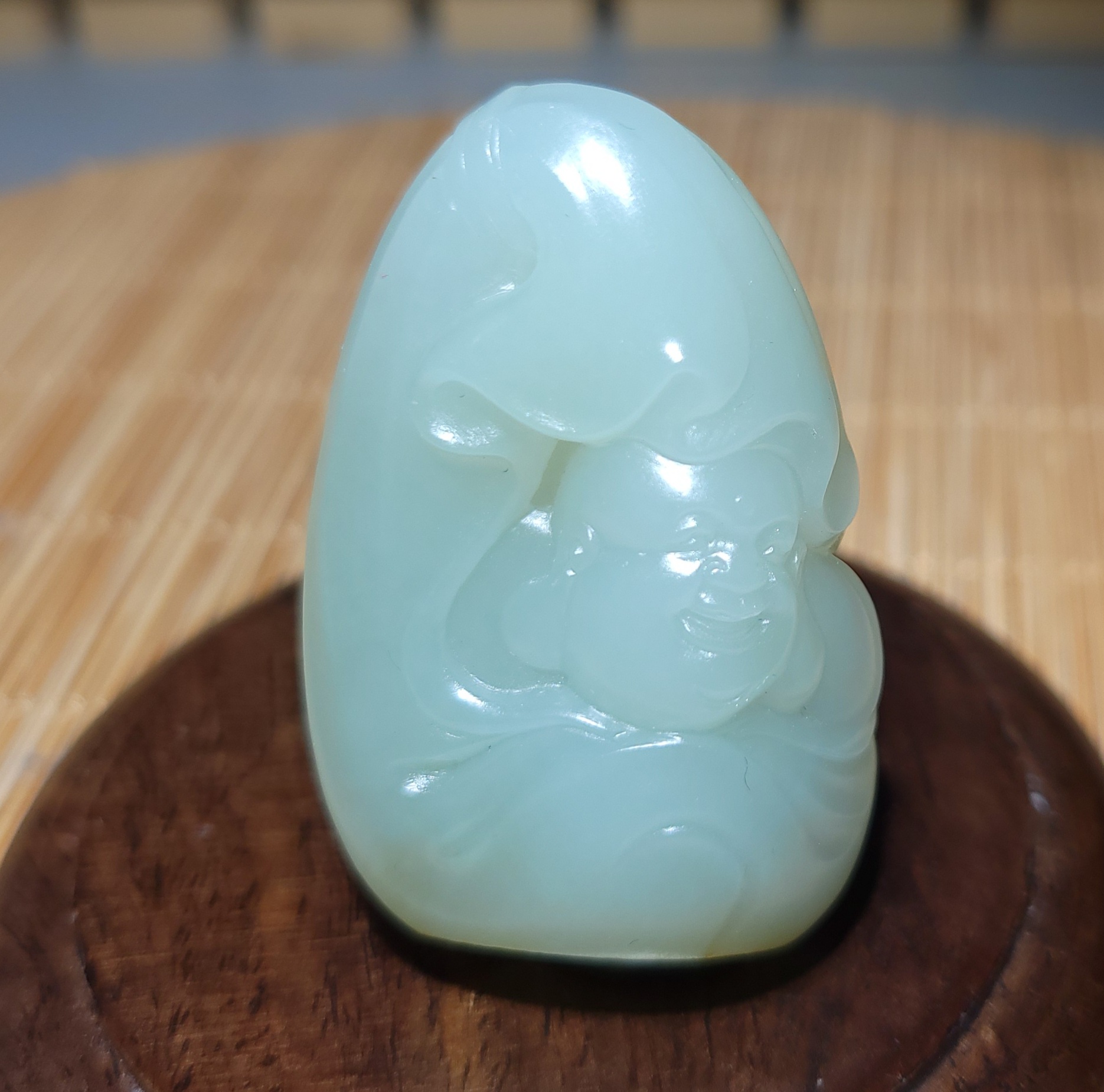 新疆的猫zg071201 23.4克，保留籽料原皮高青白籽料布袋佛雕件