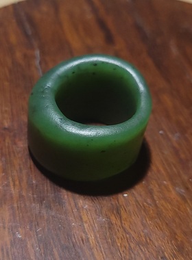 YQ122814  21.0克，内径20mm新疆山料菠菜绿碧玉扳指，新疆的猫