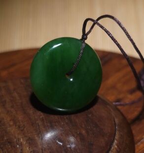 YQ020404 新疆的猫10.4克颜色浓艳饱满的菠菜绿碧玉平安扣