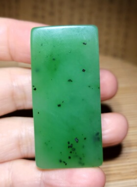 zg011914新疆的猫40.1克色美高油份乌兰海果绿色碧玉平安牌和田玉