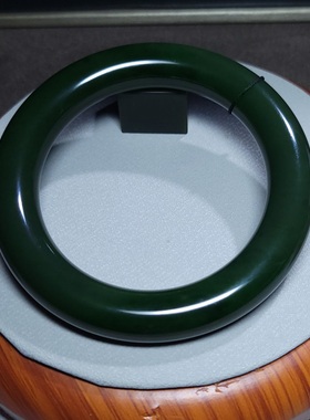 新疆的猫Z122003 68.1克，R55七号老矿浓菠菜绿碧玉手镯