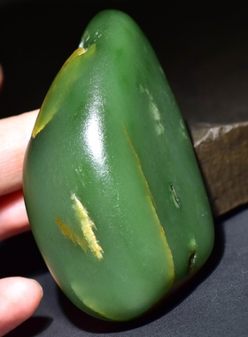 新疆的猫 107.0克，细熟韧密几乎无墨点的碧玉手把件玩籽ZHANG02