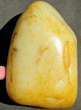 新疆的猫W120906 1.562公斤，艳红皮高端肉白料白玉天然摆件玩籽