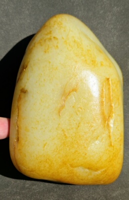 新疆的猫W120906 1.562公斤，艳红皮高端肉白料白玉天然摆件玩籽