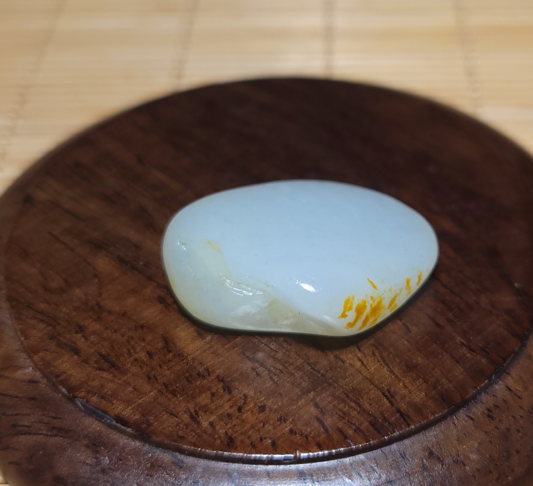 新疆的猫zg072301 7.3克，撒金皮油润的白玉底点墨籽料