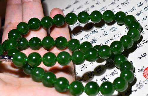新疆的猫JJ112507 72.1克直径10mm圆润的菠菜绿老坑碧玉项链