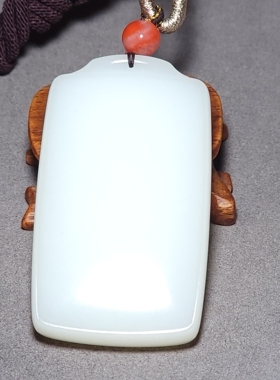 L040206 新疆的猫62.0克，精品高脂粉经典黑皮俄料羊脂白玉平安牌