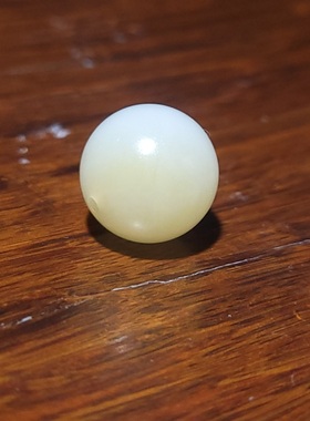 YQ011006 新疆的猫5.2克直径15mm油润细腻和田玉且末糖白玉圆珠