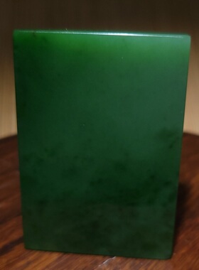 YQ012609 新疆的猫74.2克色调鲜靓的和田玉菠菜绿碧玉大牌子