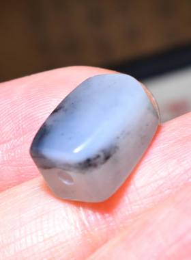 JJ010902新疆的猫2.2克玉质油润长方形和田玉青花籽料珠子和田玉