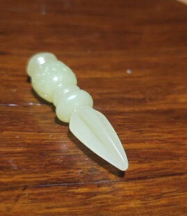 YQ012008新疆的猫5.7克色泽淳美立体雕刻和田玉且末黄口玉金刚杵