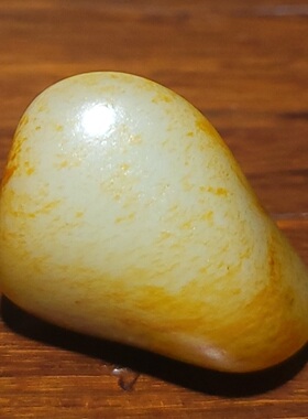 YQ032204 32.5克，艳黄皮很稀少的和田玉金包银白玉籽料新疆的猫