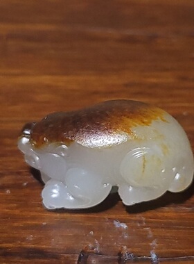 YQ032209  9.7克老熟聚红皮的羊脂白玉籽料貔貅挂坠  新疆的猫