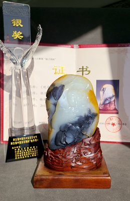 新疆的猫W102202 1000克，有雕工有思想，三色青花独籽观音摆件