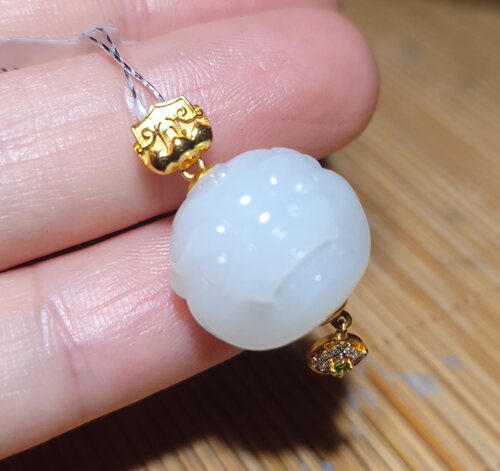zg040304新疆的猫6.1克细白糯润油膏且末羊脂玉18k金镶霸气兽头