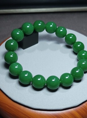 Z031803 新疆的猫46.0克，R12肉细色太美精选果阳绿碧玉碧玉手串