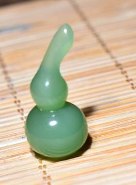 新疆的猫JJ010503 1.9克肉质特别细腻粉绿起荧光碧玉葫芦雕件