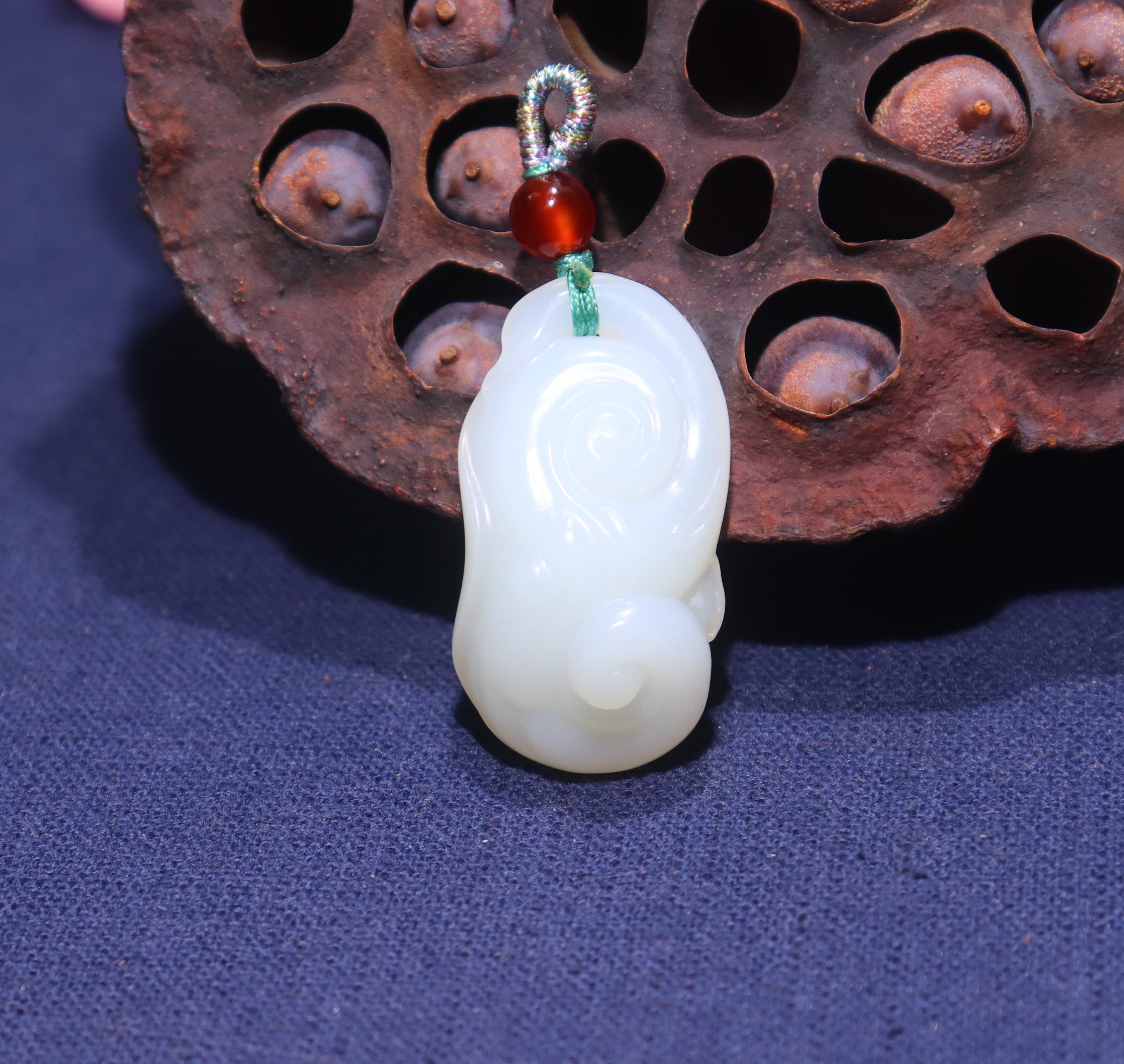 5克,玉性温润黑皮俄料羊脂白玉如意雕件