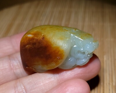 zg122604 34.1克，满背洒金皮+褐红皮白玉底点墨籽料龙龟雕件