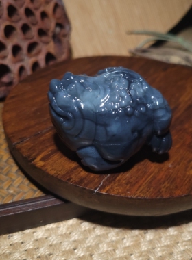 YQ032214 105.2克黑白分明若羌青花山料金蟾摆件  新疆的猫