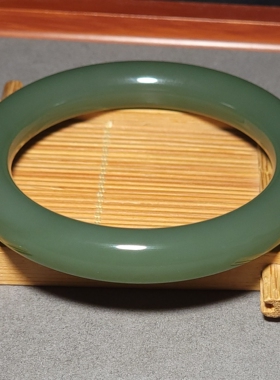 L032303 新疆的猫66.8克内径60mm肉细脂粉浓郁且末青白玉圆条手镯