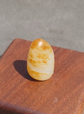 C032703新疆的猫3.6克一口气薄红皮亮白肉小玩籽和田玉