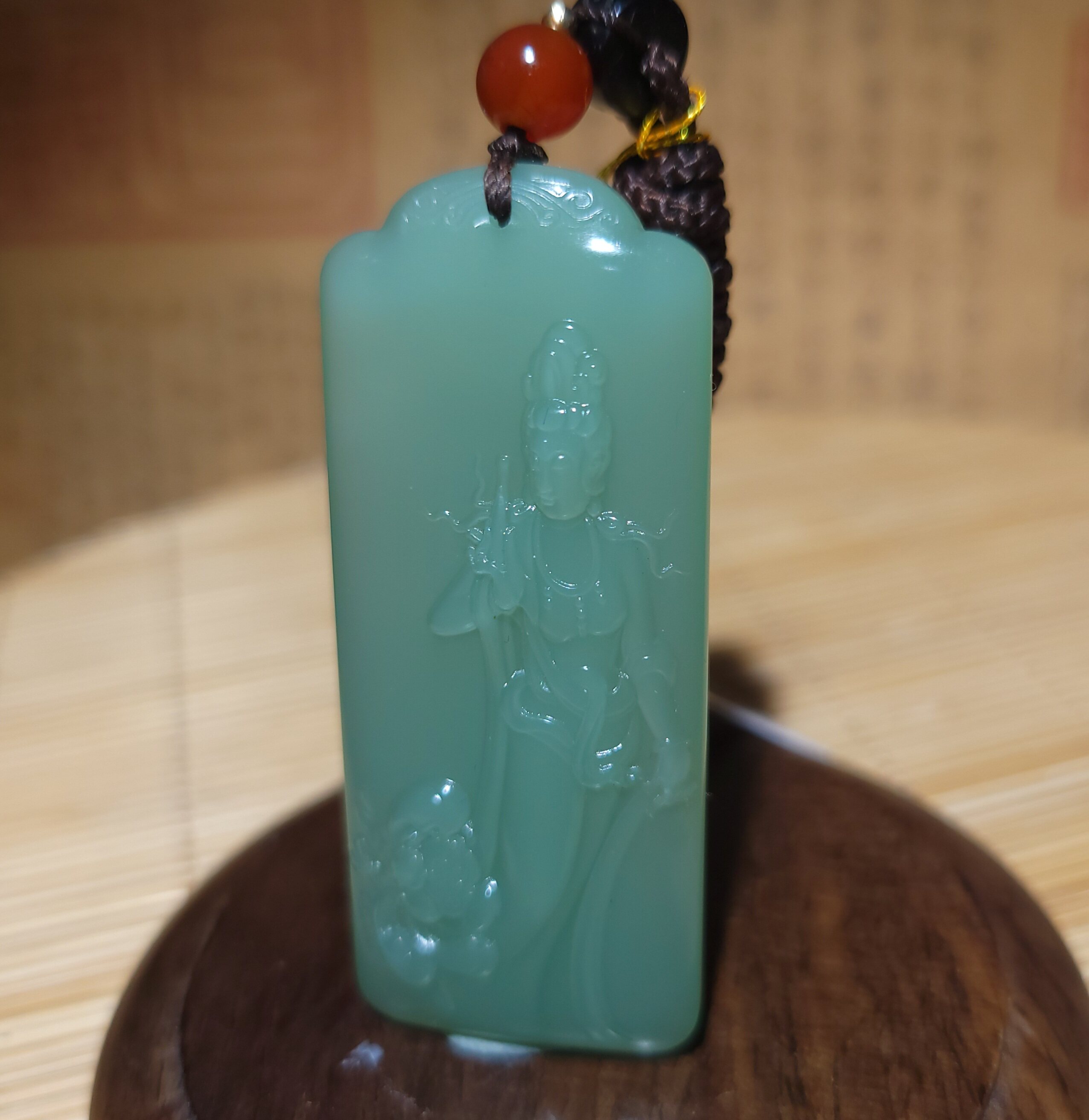 zg070705新疆的猫15.6含绳冰底无结构起荧光俄料碧玉粉青观音挂坠