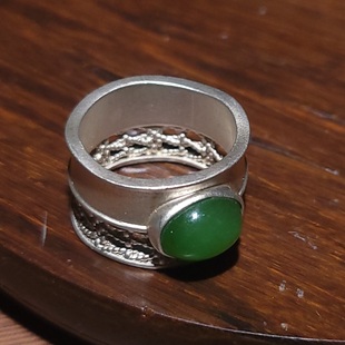 新疆的猫YQ101502 8.2克内径18mm做工精细款式精美的银镶碧玉戒指