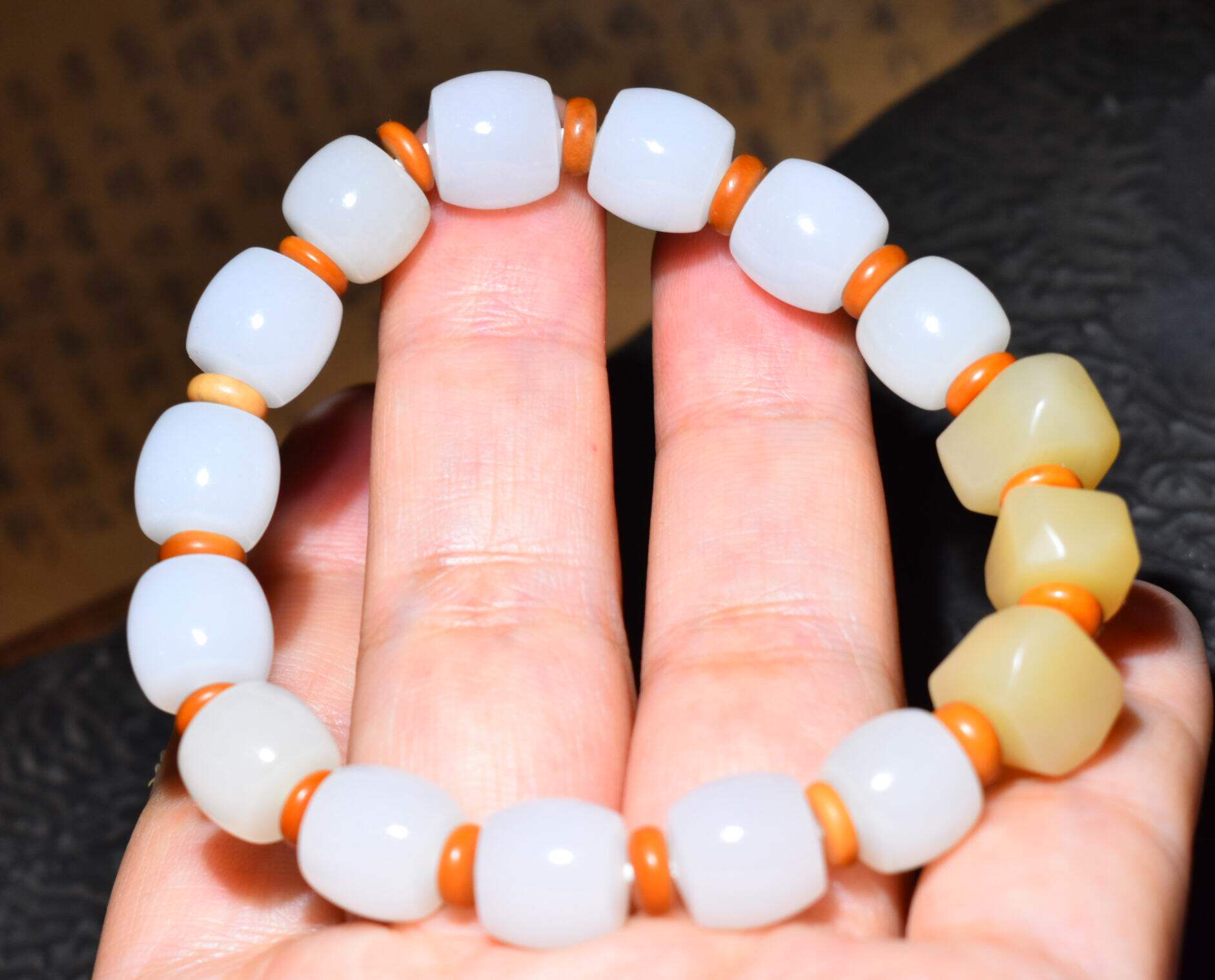 JJ030406新疆的猫28.5克玉质油润的且末糖白直切手串   3999元