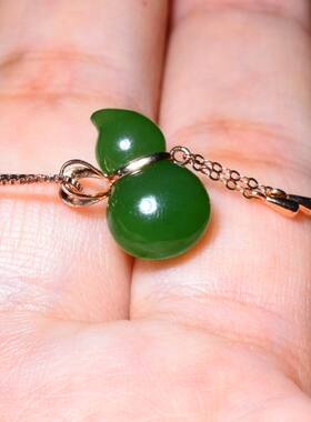 JJ032504新疆的猫1.4克油润细腻的俄料菠菜绿碧玉18k金葫芦挂件