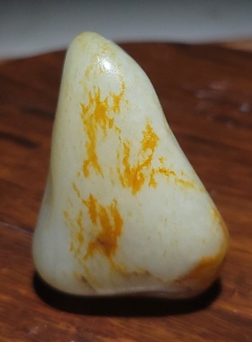 新疆的猫YQ111305 41.7克，满洒薄油艳红皮完整饱满白玉手挂件籽