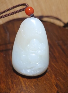 YQ031523   35.6克（含绳）新疆的猫且末糖羊脂白玉俏色佛挂坠，