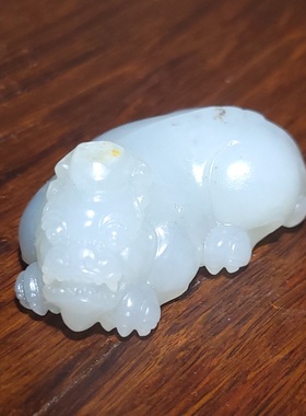 新疆的猫YQ082505 40.0克油润性特好局部挂黄皮青花籽料貔貅挂件