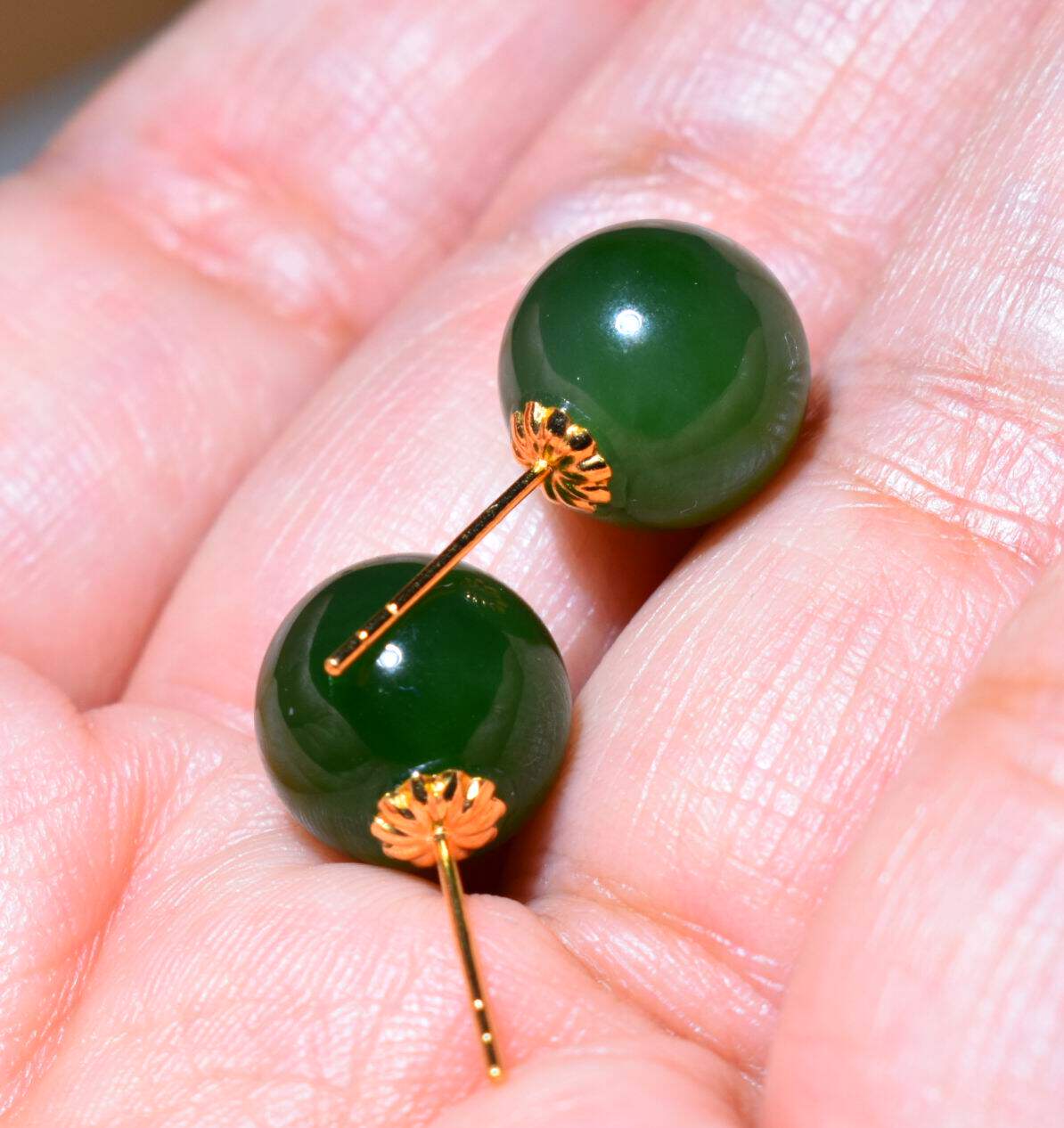 新疆的猫JJ111911   3.3克，10mm一对俄料碧玉18k金镶嵌耳钉