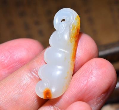 新疆的猫JJ121510  2.8克，亮白红皮白玉籽料多子多福挂件