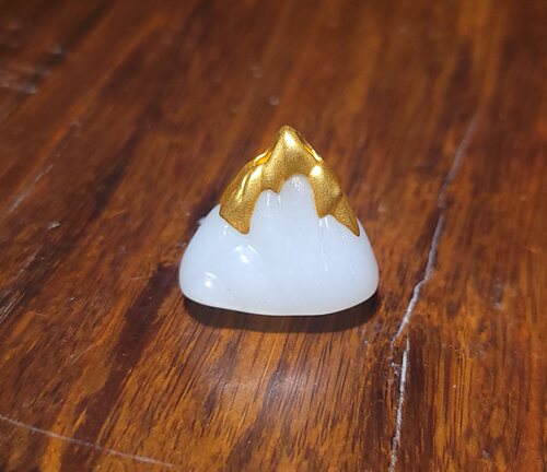 YQ072101 新疆的猫6.0克“润如凝脂”且末三高羊脂玉苏工金山挂坠