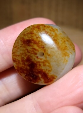 zg011902 新疆的猫9.7克满褐红皮熟糯点墨青花籽平安扣  和田玉