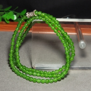 L040202 猫15.8克直径4mm色泽鲜美均匀苹果绿碧玉圆珠项链 新疆