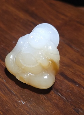 新疆的猫YQ101307 25.7克，糖色惊艳的且末糖羊脂白玉笑佛挂坠