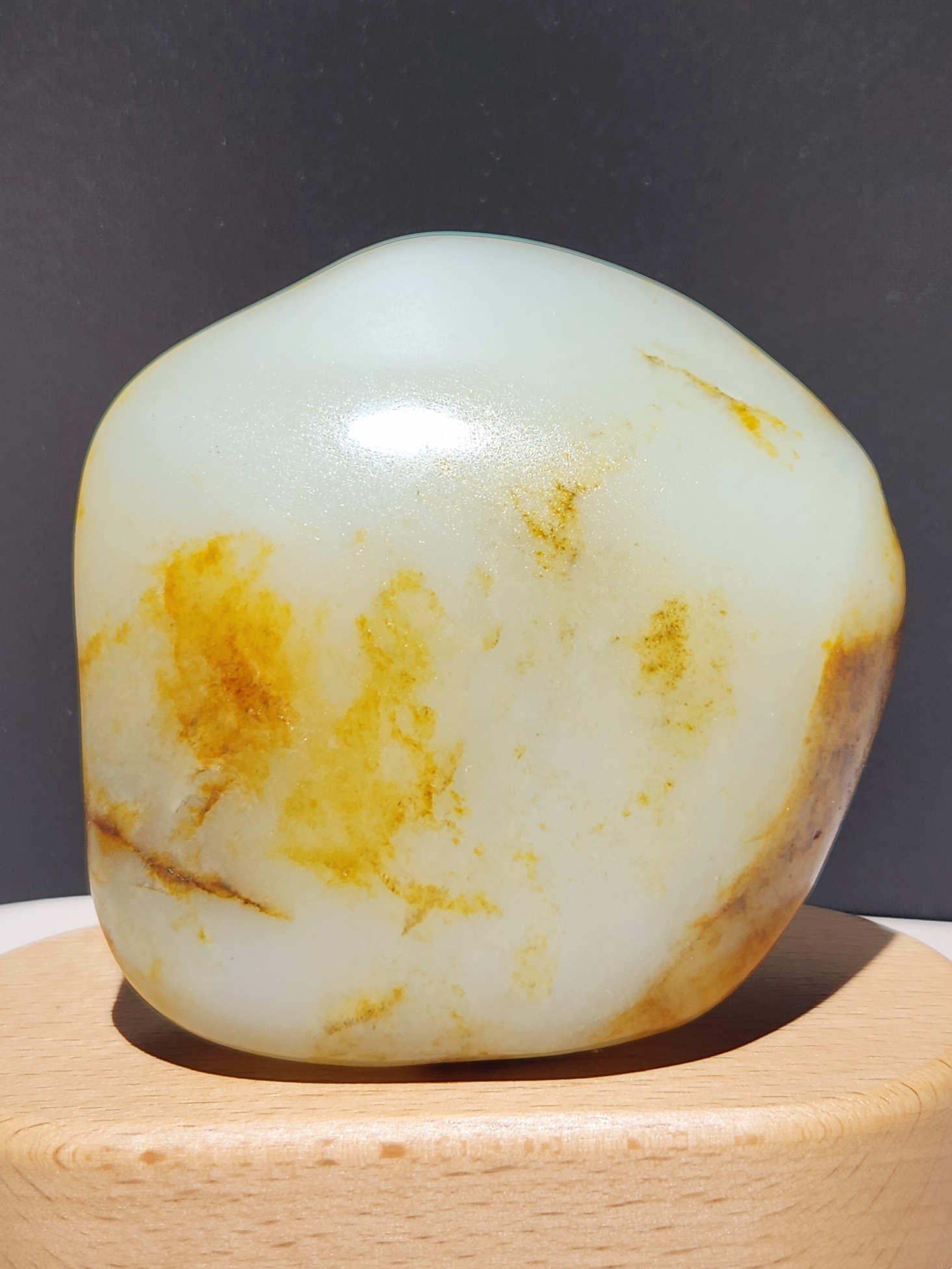新疆的猫G25052002 206.8克，性价比高的洒金皮白玉籽料