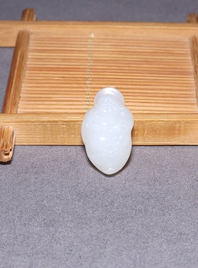 新疆的猫L090503 6.9克，白度浓郁的青海野牛沟羊脂白玉佛挂坠